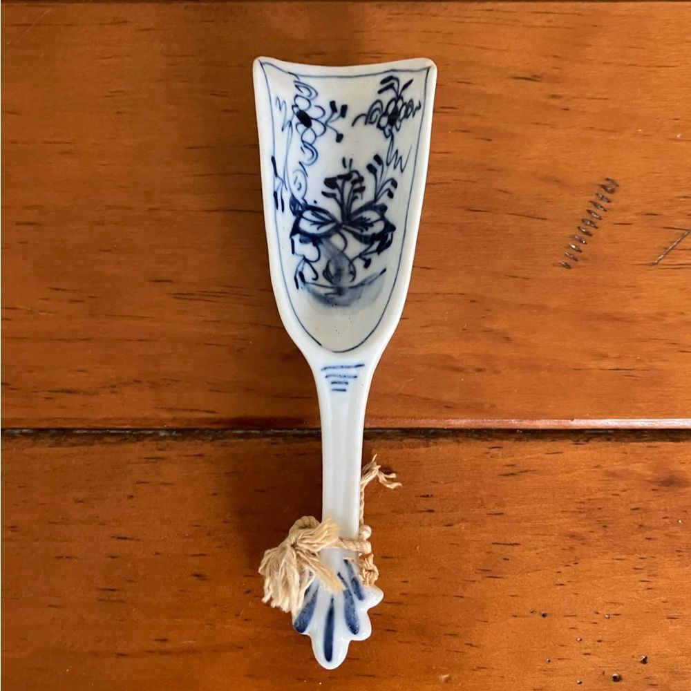 Meissen Blue Onion Porcelain Scoop